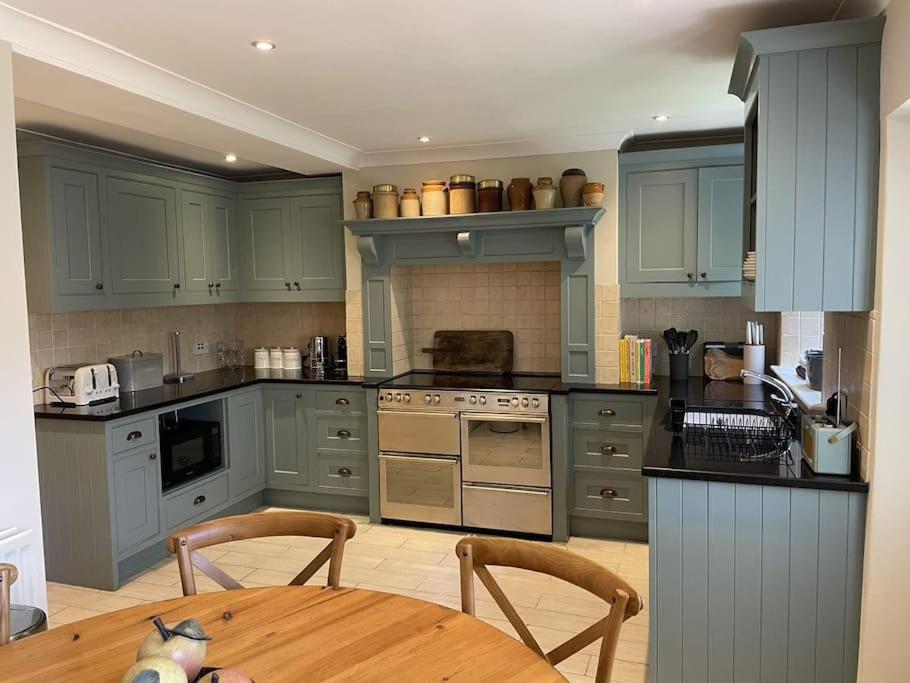 Holly Cottage, 2, Northbrook Park, Farnham-Up To 6 Adults Exterior photo