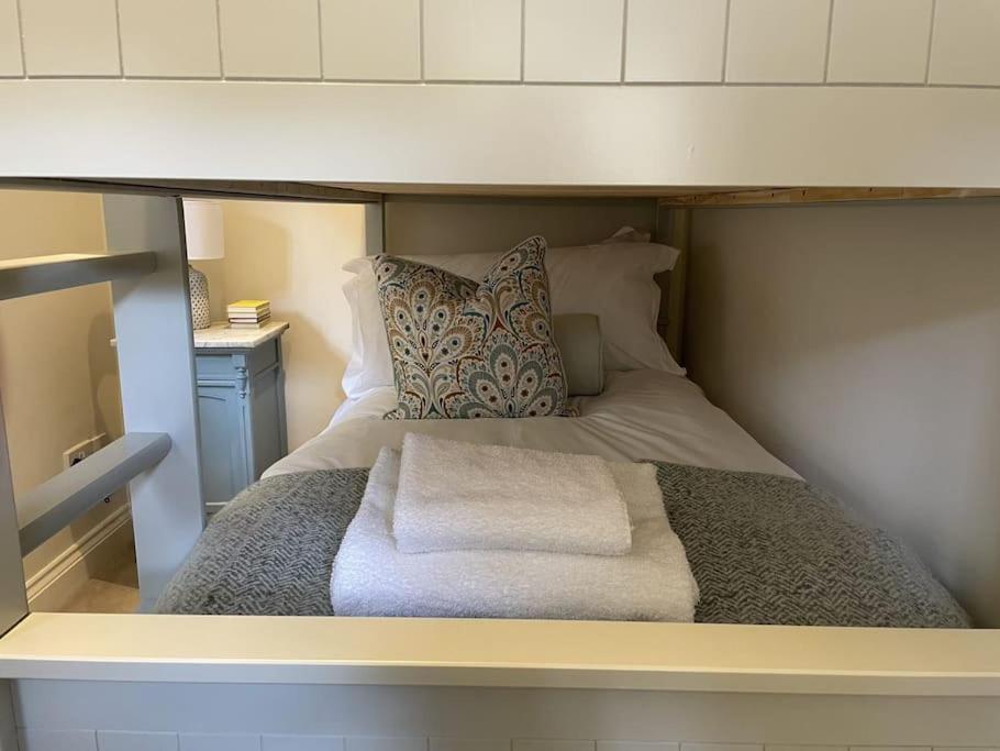 Holly Cottage, 2, Northbrook Park, Farnham-Up To 6 Adults Exterior photo