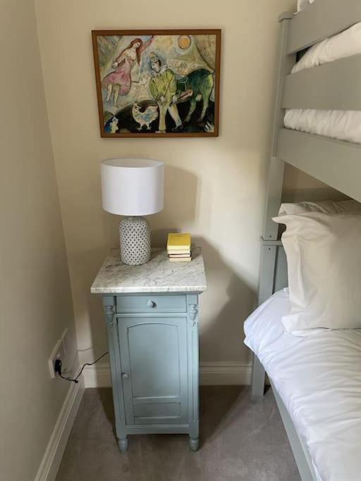 Holly Cottage, 2, Northbrook Park, Farnham-Up To 6 Adults Exterior photo