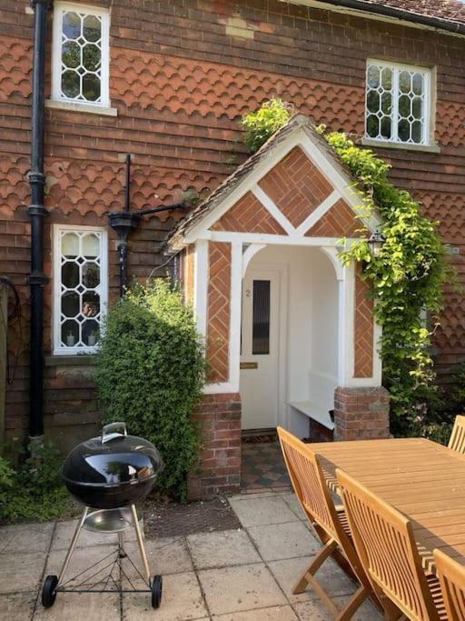 Holly Cottage, 2, Northbrook Park, Farnham-Up To 6 Adults Exterior photo
