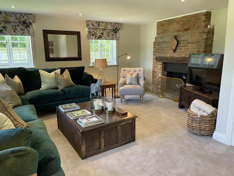 Holly Cottage, 2, Northbrook Park, Farnham-Up To 6 Adults Exterior photo
